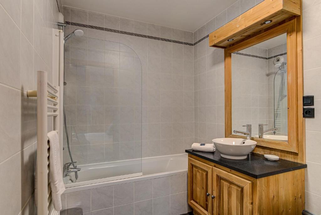 Kúpeľňa v ubytovaní Apartment le Paradis 1 - Alpes Travel - Central Chamonix (sleeps 4)