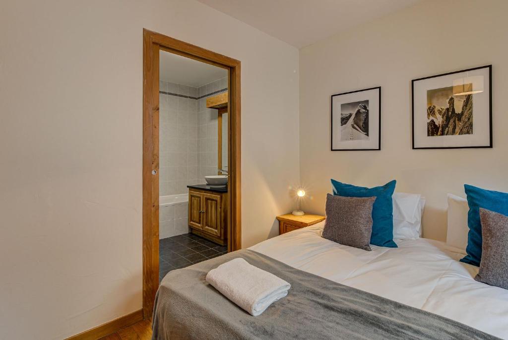 Posteľ alebo postele v izbe v ubytovaní Apartment le Paradis 1 - Alpes Travel - Central Chamonix (sleeps 4)