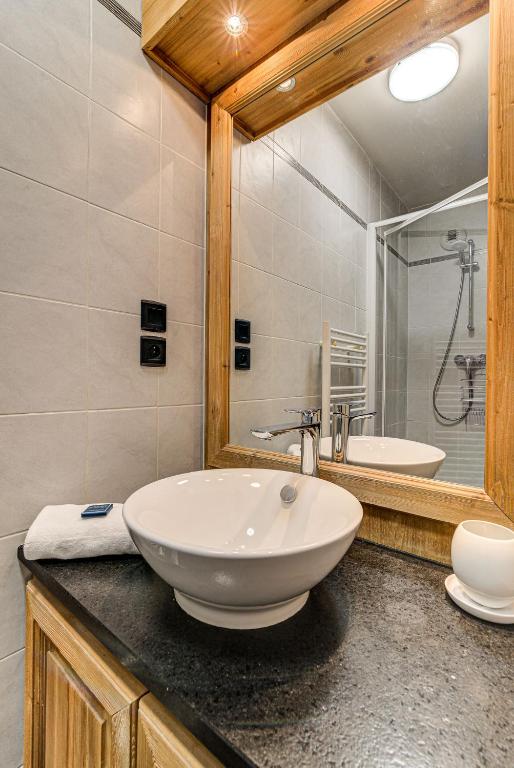 Kúpeľňa v ubytovaní Apartment le Paradis 1 - Alpes Travel - Central Chamonix (sleeps 4)