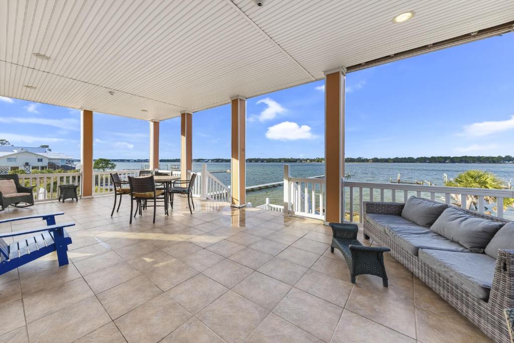 een grote woonkamer met een bank en uitzicht op het water bij Krusty Crab in Gulf Shores