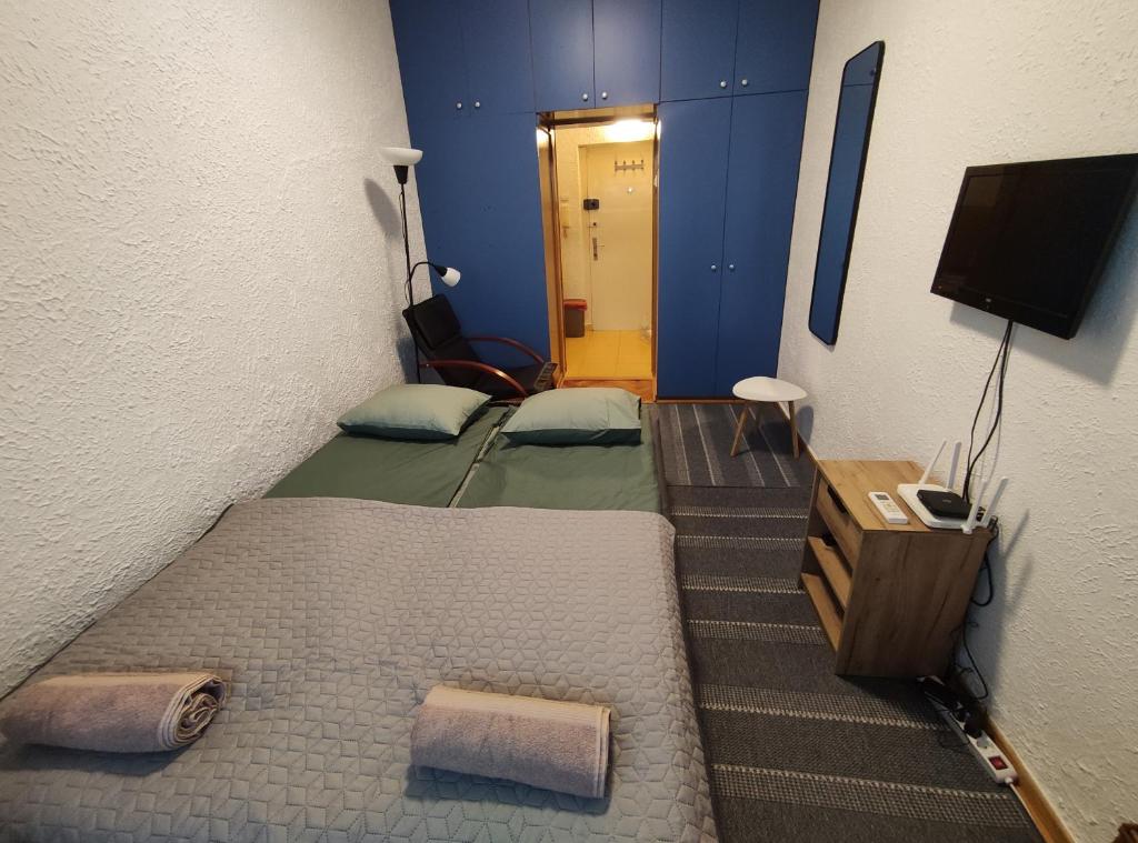mały pokój z 2 łóżkami i telewizorem w obiekcie Beogradski sajam san - Belgrade Fair sleep w Belgradzie