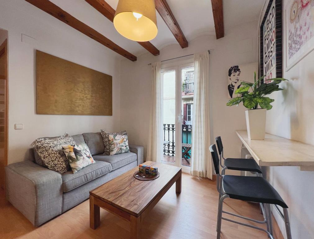 - un salon avec un canapé et une table dans l'établissement Stay U-nique Apartments Murillo, à Barcelone