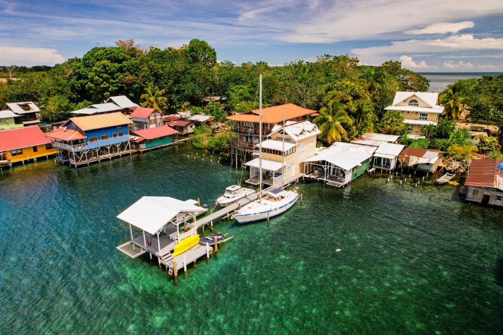 una vista aérea de un muelle con barcos en el agua en Santuarios del Mar, en Bocas Town
