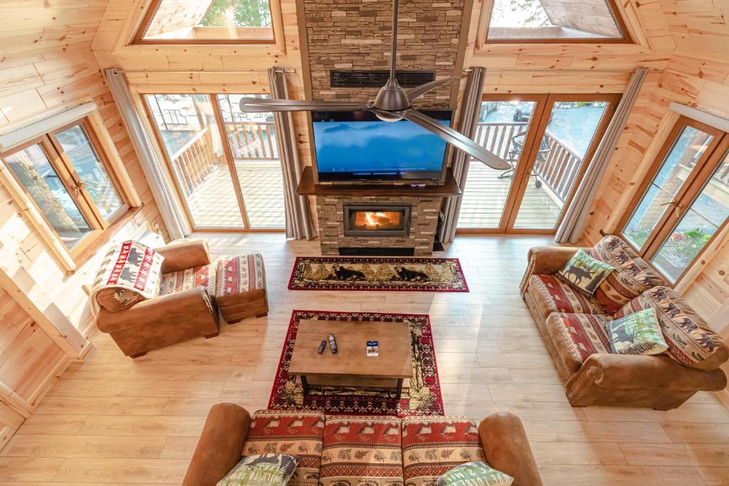 an overhead view of a living room with a tv in a cabin at Motel Long Lake and Cottages in Long Lake