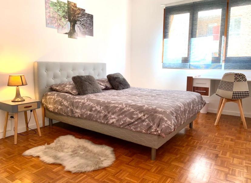 1 dormitorio con cama y alfombra en el suelo en Jolie chambre Marseille centre, en Marsella