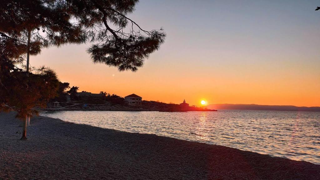 Alba o tramonto visti dall&#39;interno dell&#39;appartamento o dai dintorni