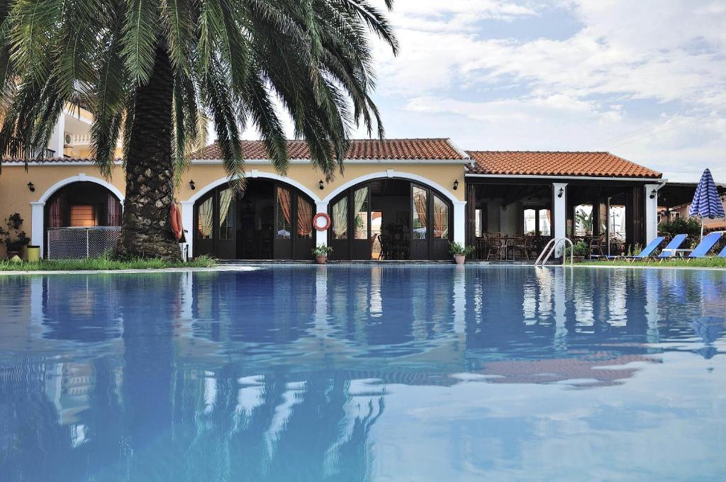 Bazén v ubytování Perros Hotel nebo v jeho okolí