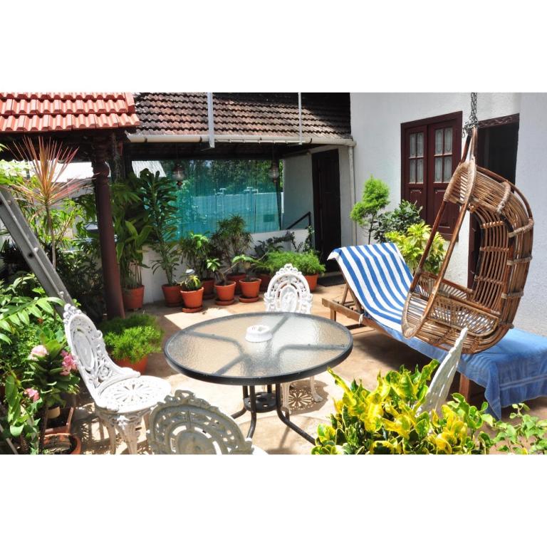 Reds Residency - Homestay - Quadruple Room With Garden View