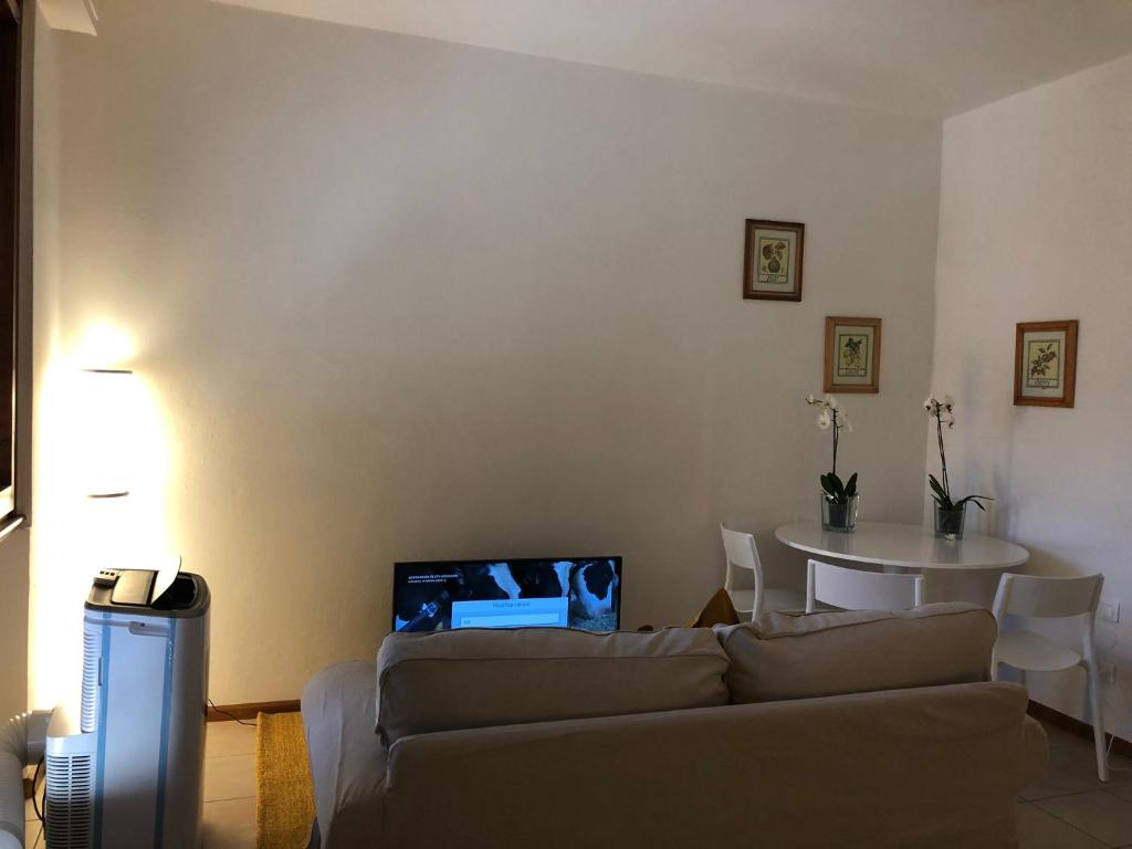 Televízia a/alebo spoločenská miestnosť v ubytovaní Oro B37
