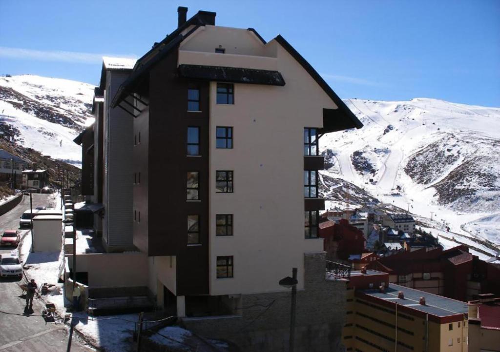 budynek w środku śnieżnej góry w obiekcie Snow&Fun - Sierra Nevada - Monte Oiz w mieście Sierra Nevada