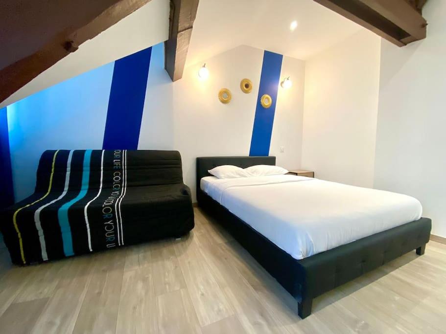 Postel nebo postele na pokoji v ubytování Résidence des Célestins - Appartement Duplex N16 - Centre Vichy