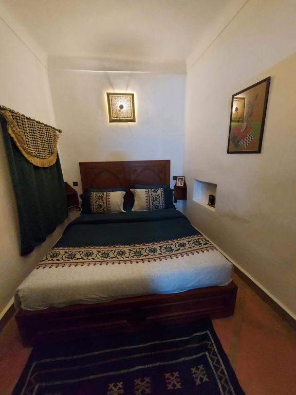 sypialnia z łóżkiem w pokoju w obiekcie Riad dar Karam w Marakeszu