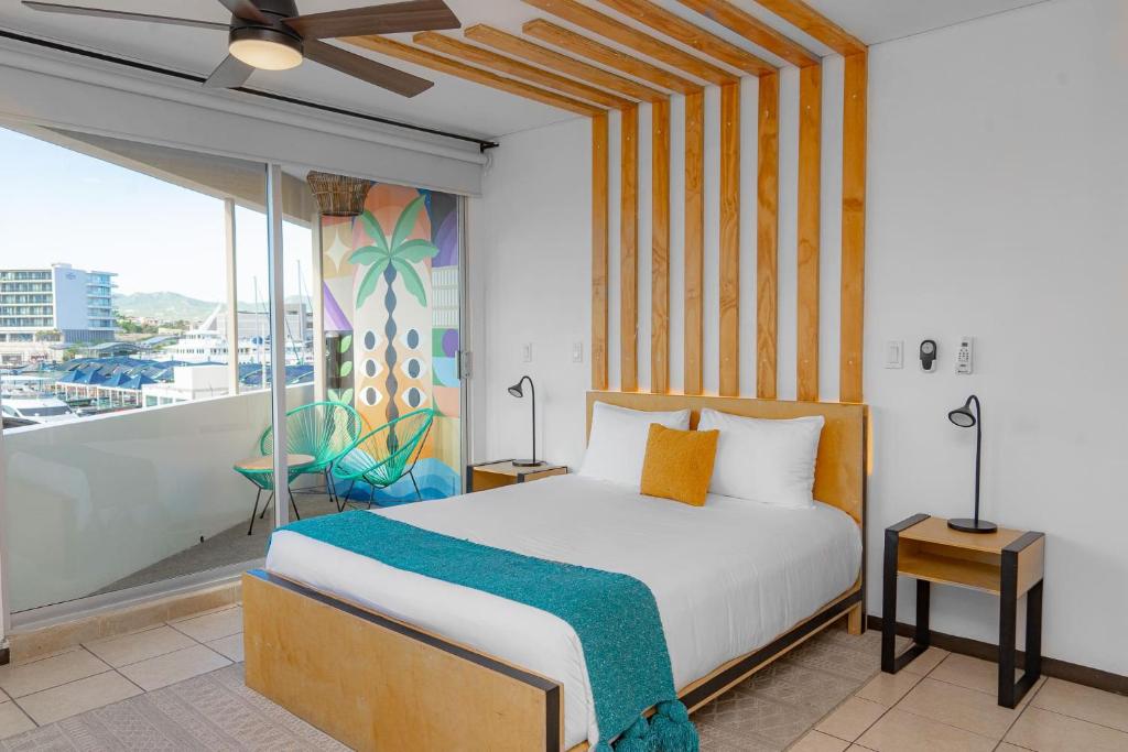 Кровать или кровати в номере Mayan Monkey Los Cabos - Social Hotel