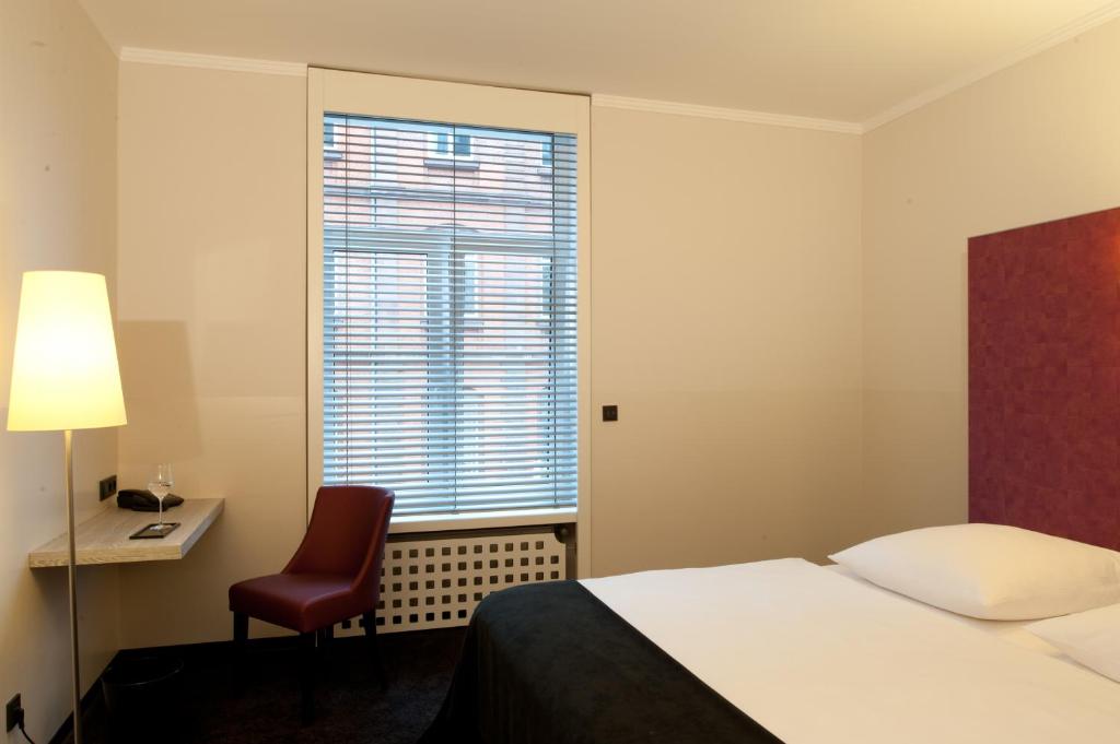 Postel nebo postele na pokoji v ubytování Hotel Topas Frankfurt City