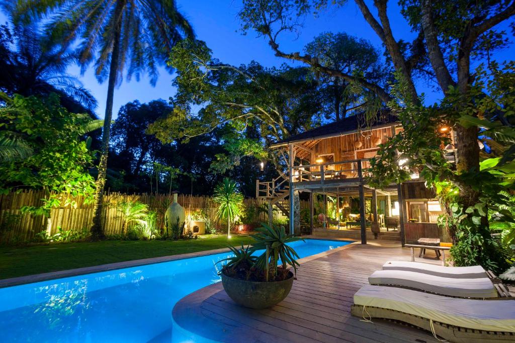 una casa con piscina por la noche en UXUA Alma, en Trancoso