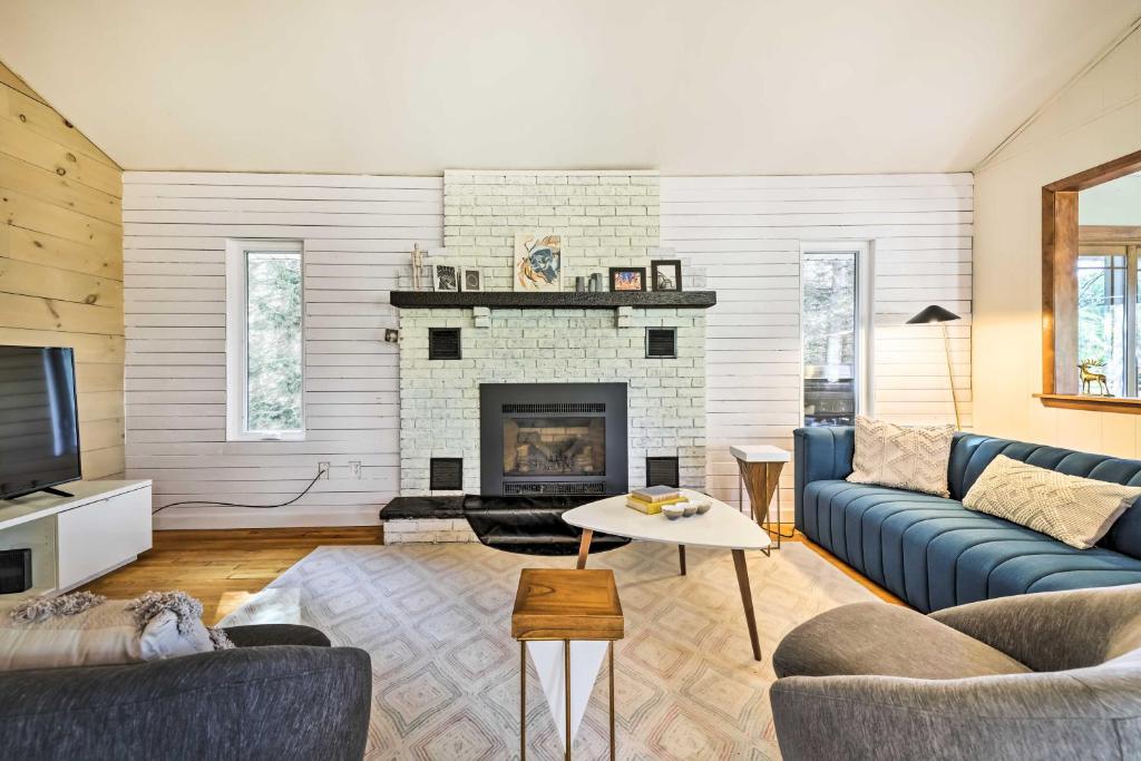 Pocono Summit Home with Fire Pit and Lake Access, Pocono Summit