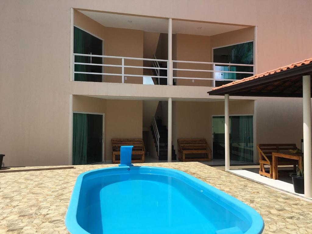 une grande piscine bleue en face d'une maison dans l'établissement RDS Hospedagem, à Itacaré
