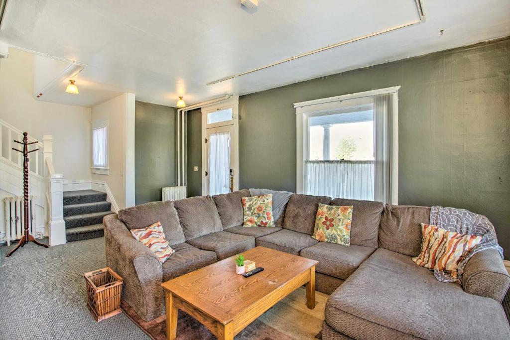 - un salon avec un canapé et une table dans l'établissement Cozy Abode about 12 Mi to Black Canyon Natl Park, à Montrose
