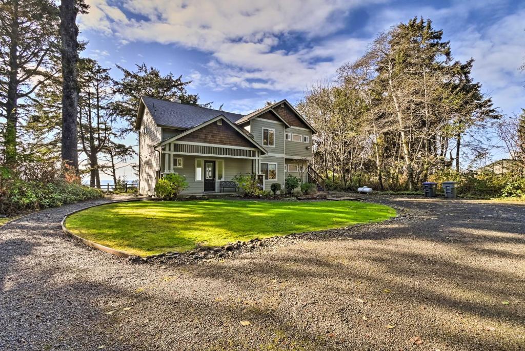 Holiday home Oceanfront Moclips House with Deck and Fire Pit!, USA