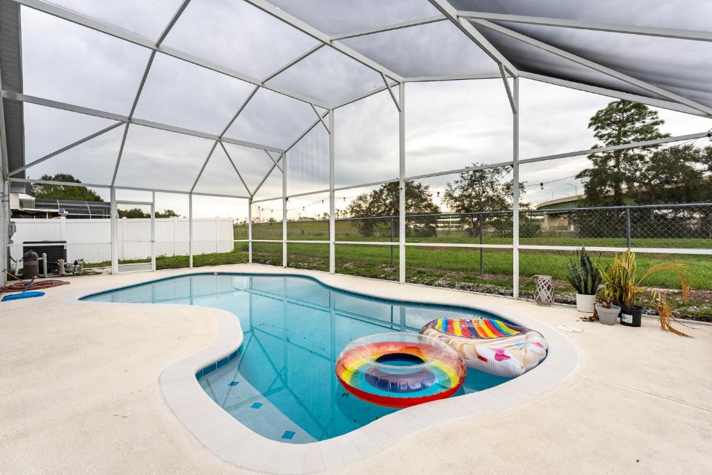 オーランドにあるEast Orlando Getaway - 3BR/2BTH - *Pool *Parkingのガラス屋根の大型スイミングプール