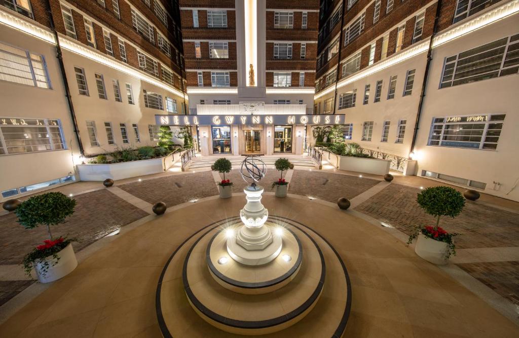 an empty building with a fountain in the middle at Nell Gwynn Chelsea Accommodation in London