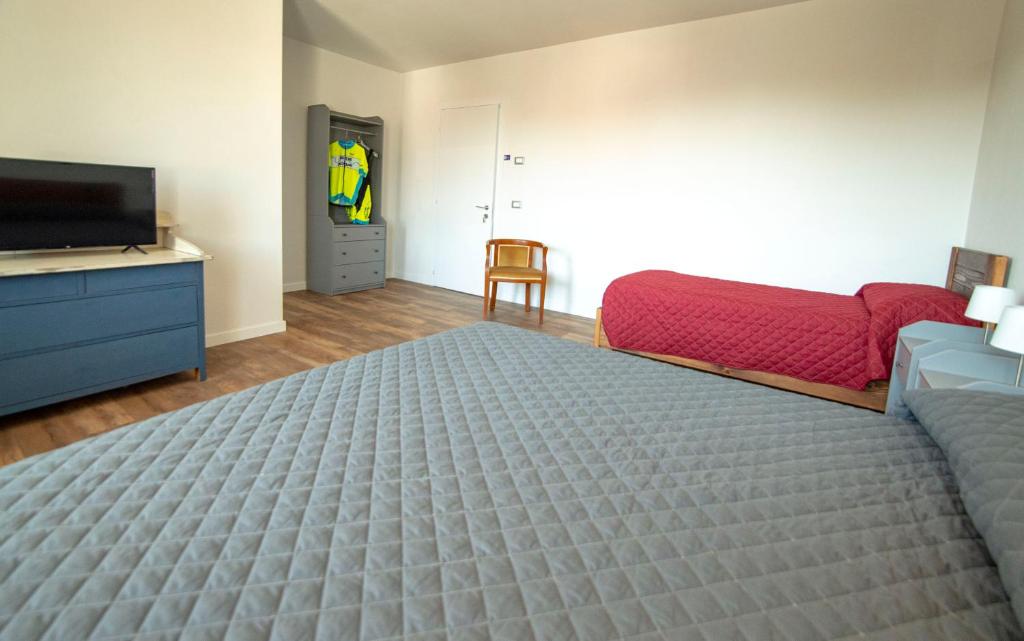 FORESTERIA LOMBARDA BED and BIKE CREMONA - Habitación Triple De Lujo