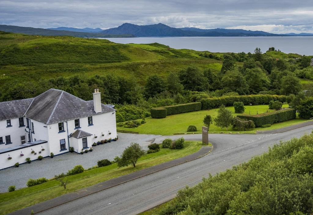 uma vista aérea de uma casa branca na berma de uma estrada em Toravaig House Hotel em Teangue