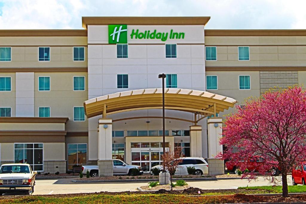 budynek szpitala z napisem "Haley Inn" w obiekcie Holiday Inn Salina, an IHG Hotel w mieście Salina
