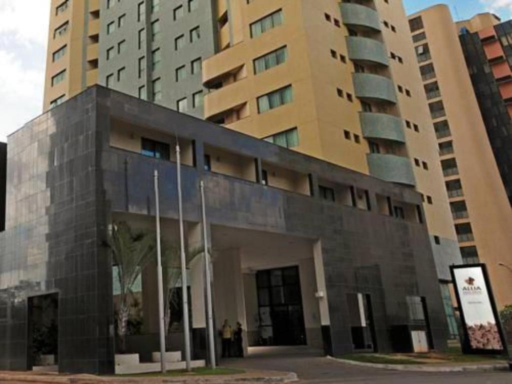 budynek przed wysokimi budynkami w obiekcie Lets Idea Hotel Flat Particular w mieście Brasília