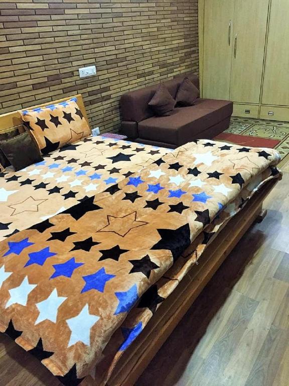 a bed in a room with a bed sidx sidx sidx at Anuppam Home Stay in Kulu