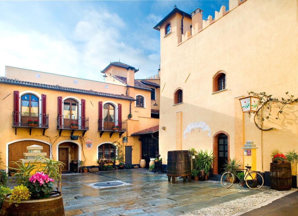 a group of buildings with flowers in a courtyard at Agriturismo del Pigato - Bio Vio in Albenga