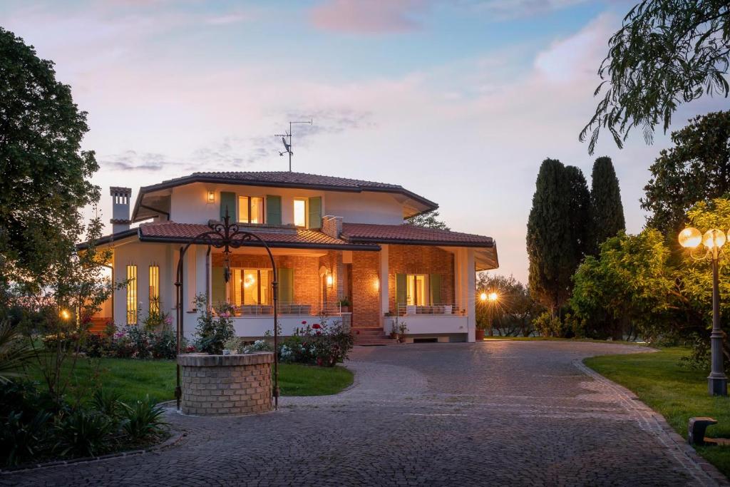 une maison avec une allée en face de celle-ci dans l'établissement Villa Barbara, à San Giovanni in Marignano