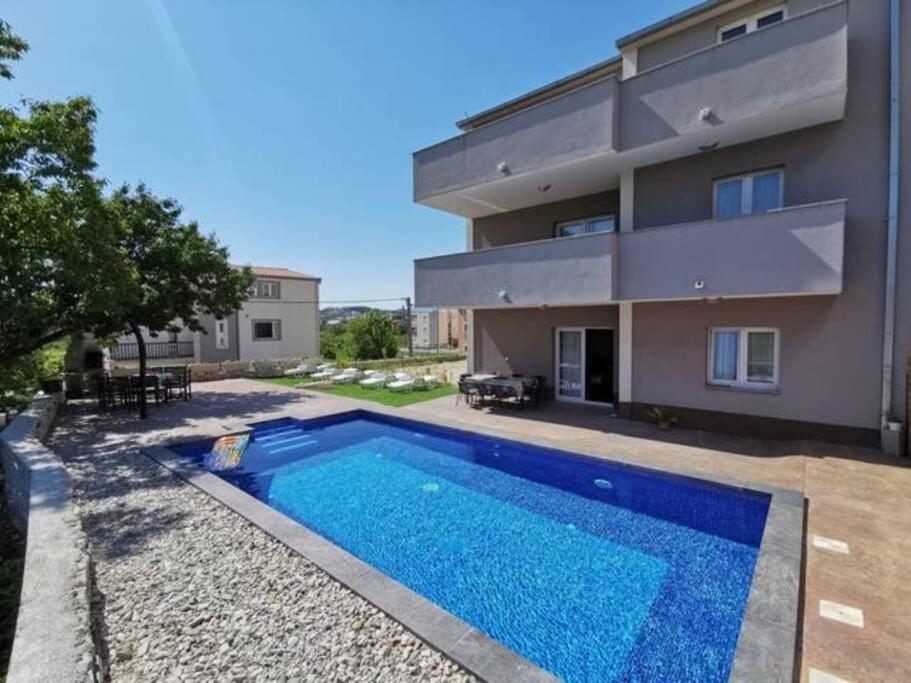 Fotografia z galérie ubytovania Villa Marija with private heated pool v destinácii Podstrana