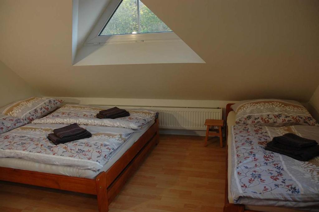 Łóżko lub łóżka w pokoju w obiekcie Horská chalupa Izerina