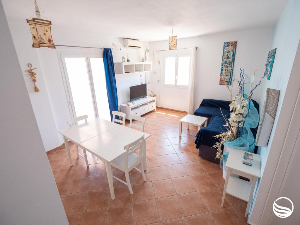een woonkamer met een tafel en een bank bij Sogno Greco in Elafonisos