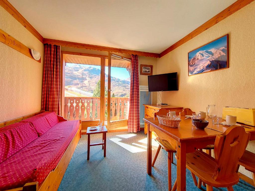 a living room with a couch and a table with a tableablish at Appartement 2 pièces ski aux pieds avec balcon - 4 personnes - FR-1-344-940 in Les Bruyères