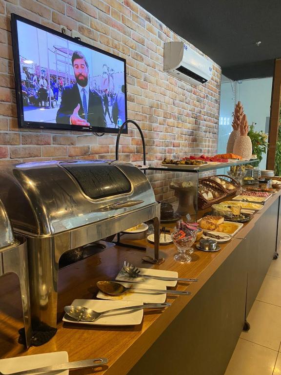 TV a/nebo společenská místnost v ubytování Uno Hotel