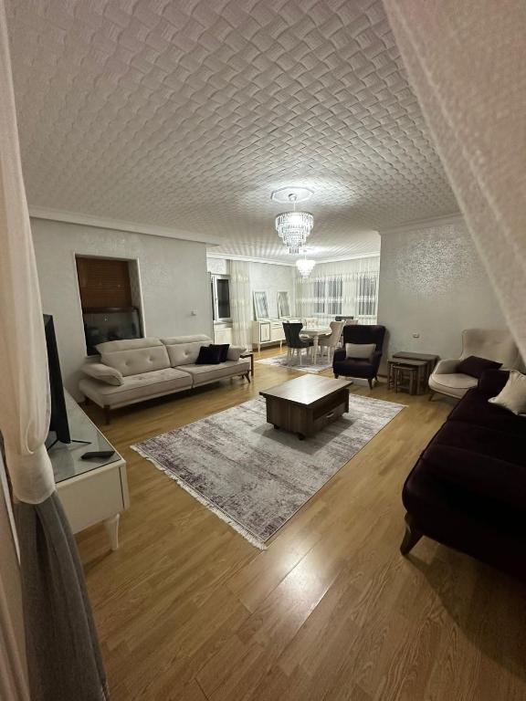 salon z kanapą i stołem w obiekcie lovely 2 bedrooms apartment with full furniture w mieście Beylikdüzü