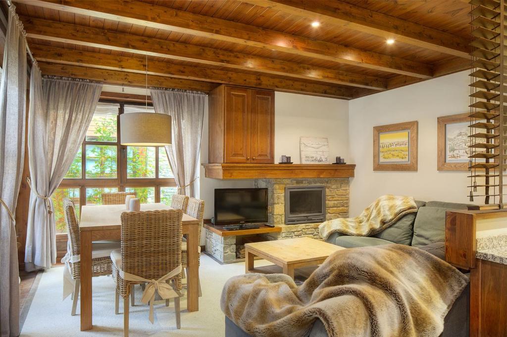 una sala de estar con un sofá y una mesa en Bonaigua by Totiaran, en Naut Aran (Alto Arán)