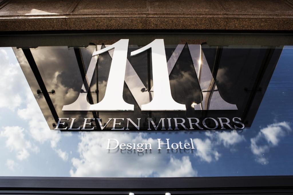 una señal para un hotel con el número entre espejos en 11 Mirrors Design Hotel en Kiev