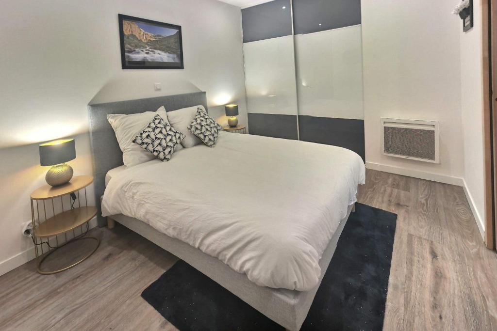 Ένα ή περισσότερα κρεβάτια σε δωμάτιο στο Mignon, T1 Bis cosy & calme, Neuf, Parking, Balcon