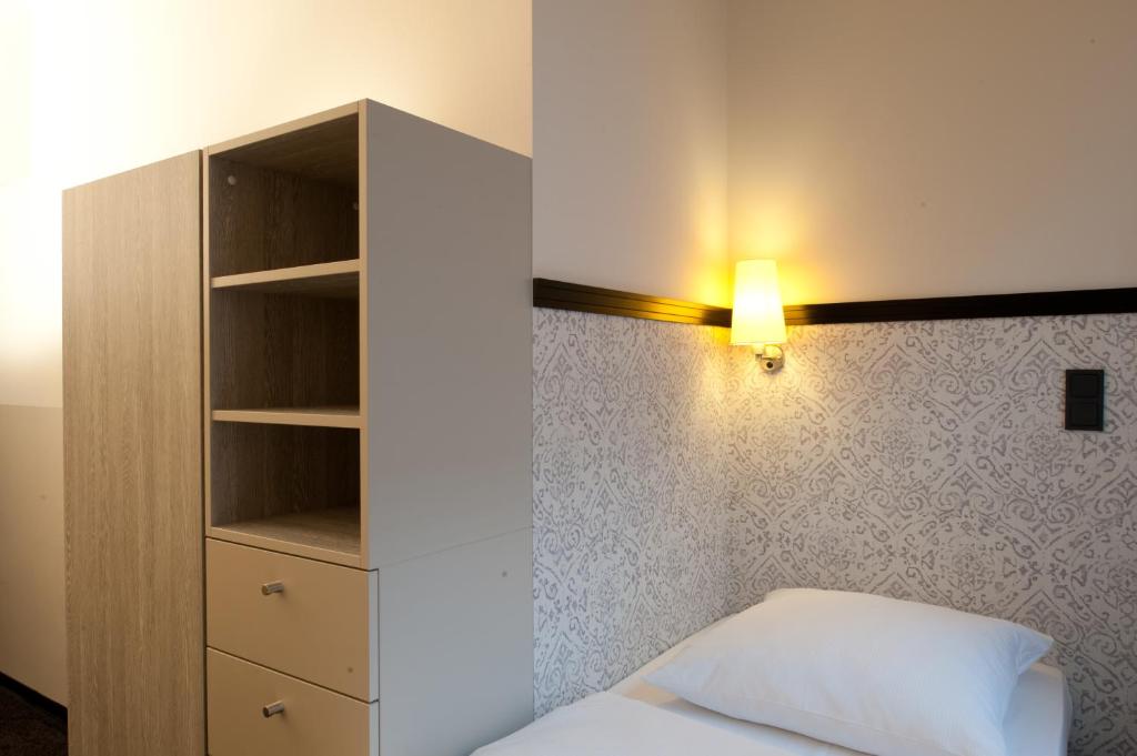 Postel nebo postele na pokoji v ubytování Hotel Topas Frankfurt City
