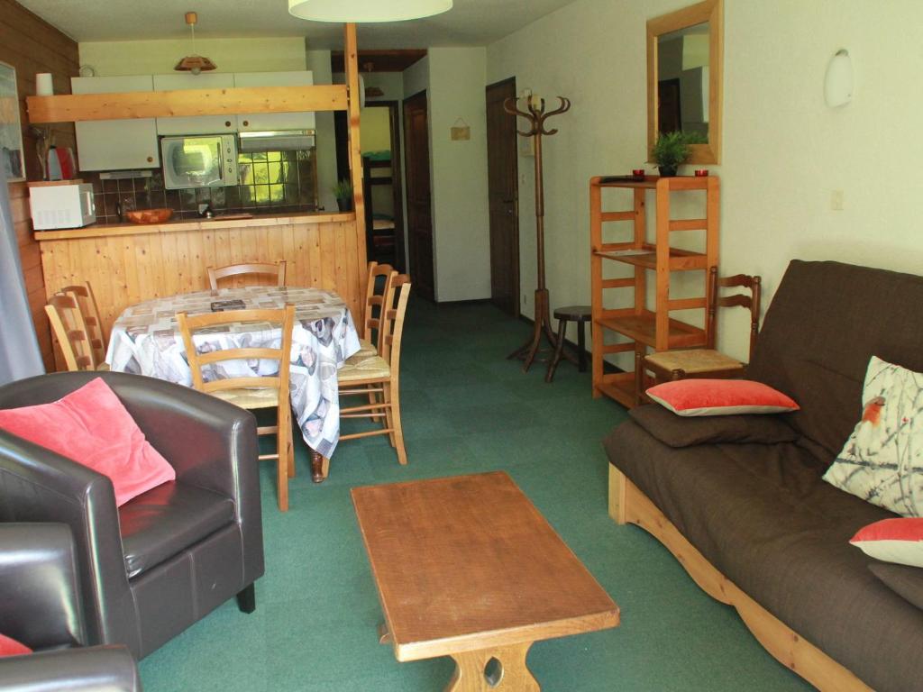 - un salon avec un canapé et une table dans l'établissement Appartement Châtel, 2 pièces, 6 personnes - FR-1-200-235, à Châtel