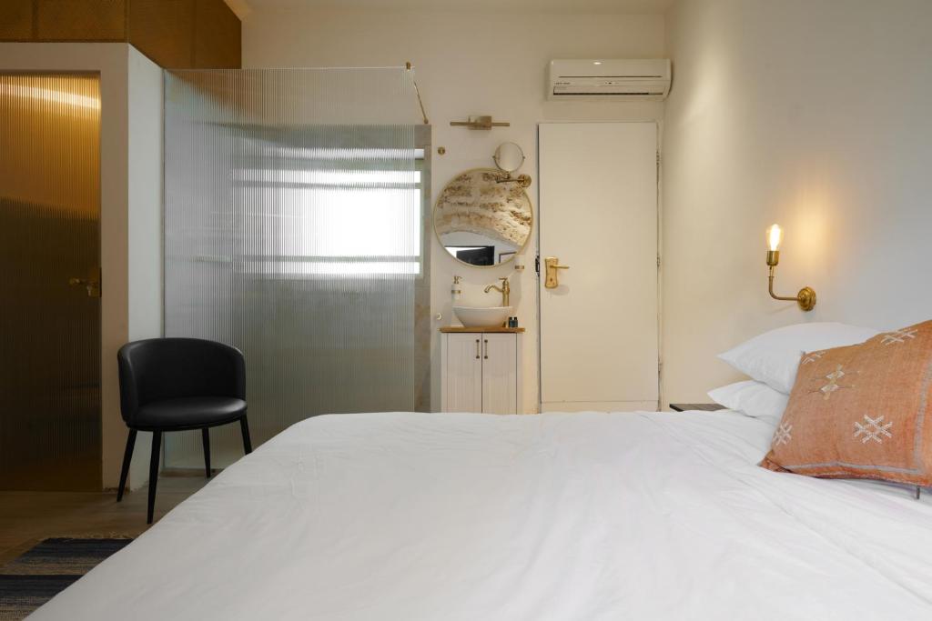 Postel nebo postele na pokoji v ubytování Tel-Aviv LALA Boutique Hotel
