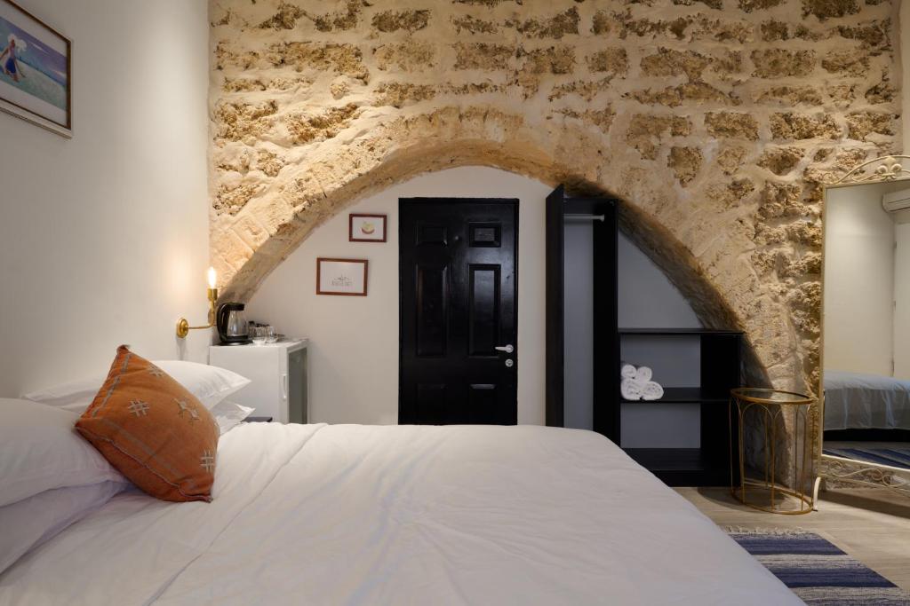 Postel nebo postele na pokoji v ubytování Tel-Aviv LALA Boutique Hotel