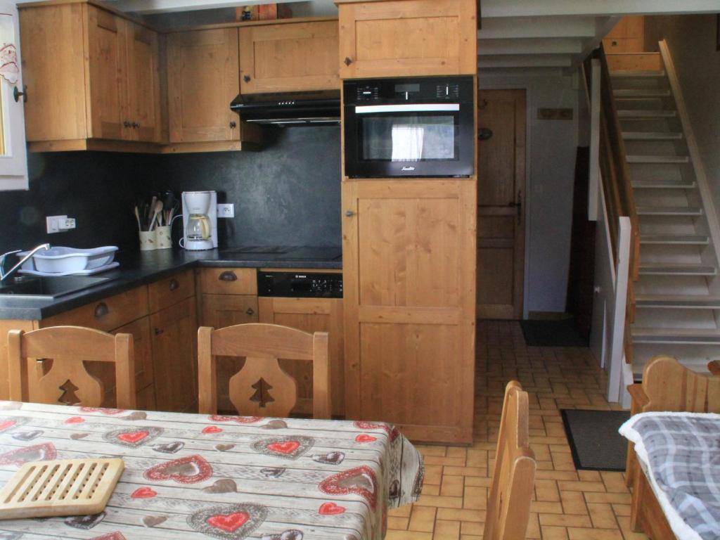 Appartement Châtel, 3 pièces, 6 personnes - FR-1-200-282にあるキッチンまたは簡易キッチン