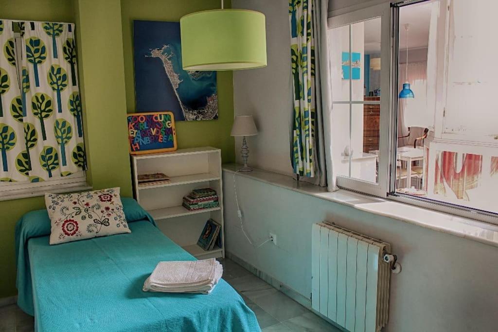 Posteľ alebo postele v izbe v ubytovaní PENTHOUSE WITH LARGE TERRACE IN CENTER OF CÁDIZ