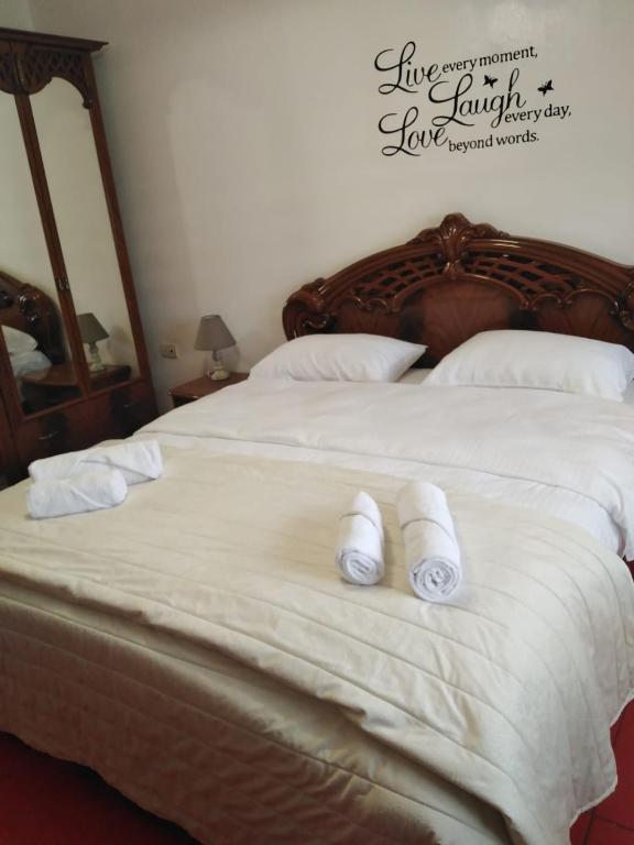 Een bed of bedden in een kamer bij Aunt's Place
