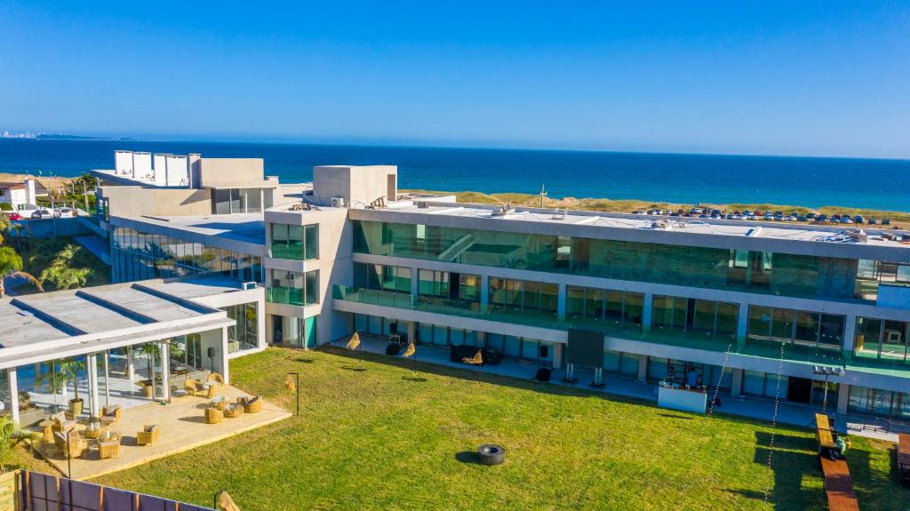 eine Luftansicht eines Gebäudes mit Meerblick im Hintergrund in der Unterkunft SYRAH Premium B2 - Piscina privada con vista al mar by depptö in Punta del Este