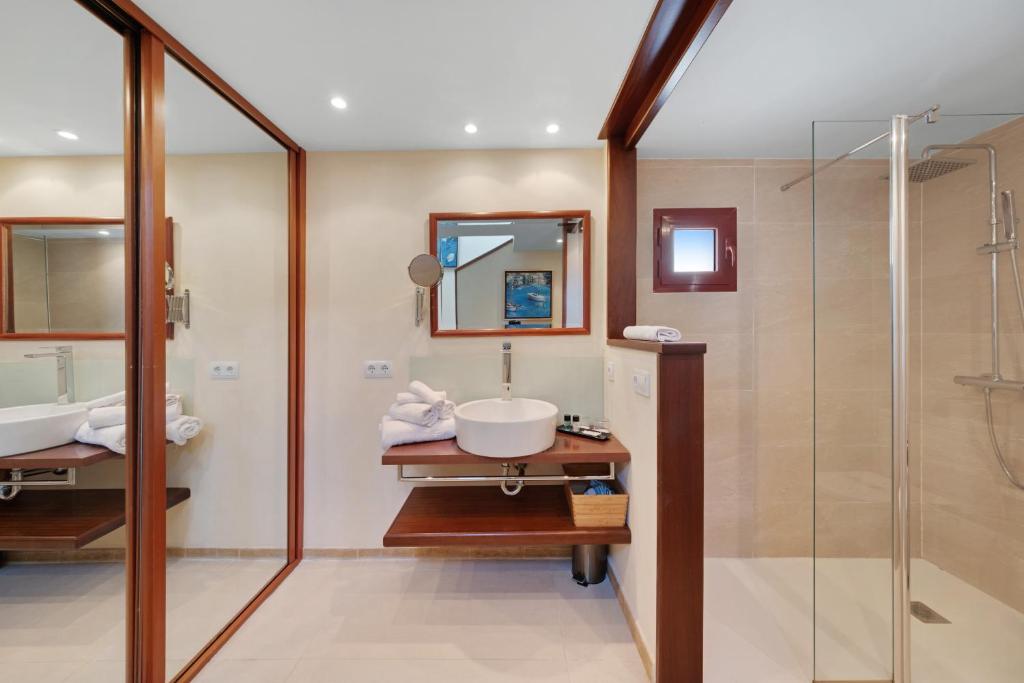a bathroom with a sink and a shower at Hotel Ciutat Jardi in Palma de Mallorca